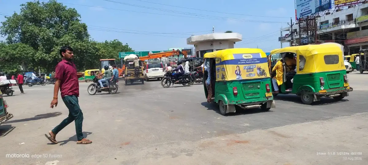 चंदौली का सबसे व्यस्त पड़ाव चौराहा, जहां से गुजरना किसी चुनौती से कम नहीं