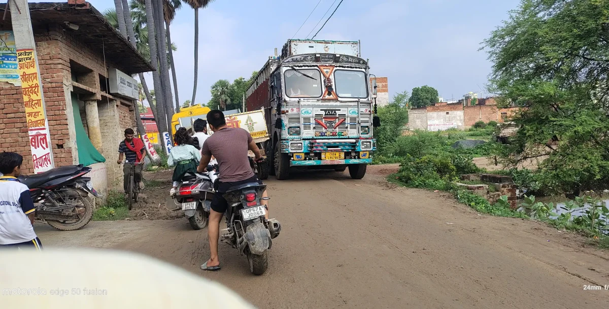 चंदौली: सेमरा-डोमरी मार्ग बना हादसों का स्पॉट, अवैध ट्रकों से बच्चों की जान खतरे में