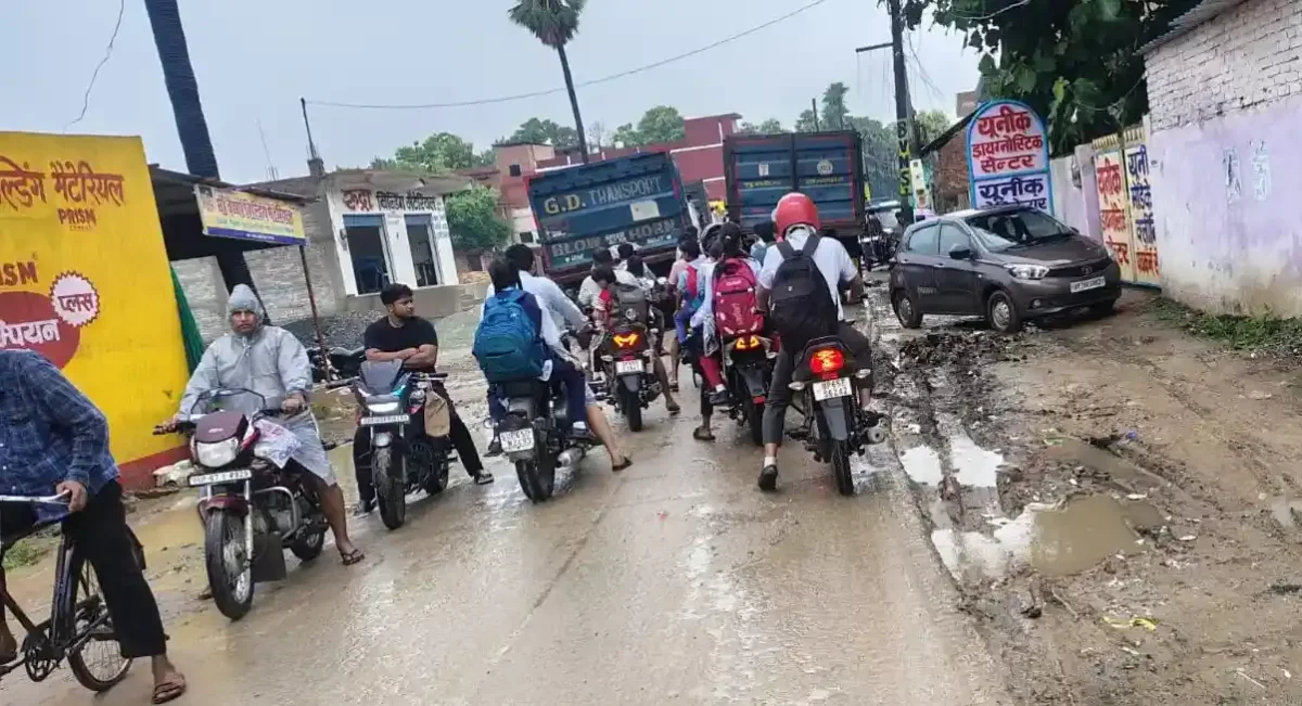 चंदौली: सेमरा-डोमरी मार्ग पर बालू मंडी का कहर, स्कूली बच्चों की जान आफत में!