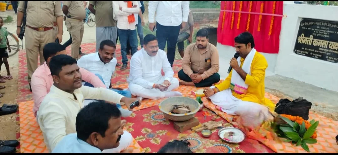30 साल का लंबा इंतज़ार खत्म! चंदौली के इस गांव में जल्द दौड़ेगी गाड़ियां, विधायक ने किया सड़क का शिलान्यास