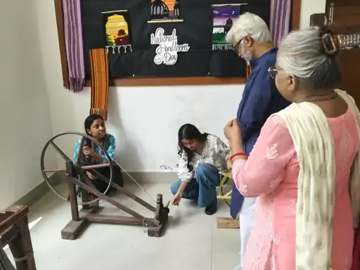 डिजिटल दौर में भी सिर चढ़कर बोल रहा भारतीय हैंडलूम का जादू, लखनऊ विश्वविद्यालय में सजी कला की अनोखी महफिल