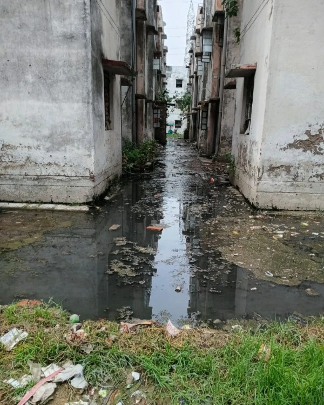 मुगलसराय के कांशीराम आवास में नर्क जैसी जिंदगी, जन सेवा दल के नेता ने भरी हुंकार