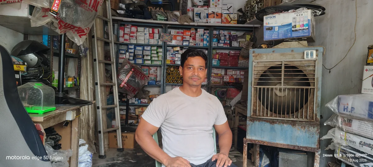 मुगलसराय की इस दुकान में गरीबों को आधी कीमत पर मिल रहा सामान, सोनू शेख बने मसीहा