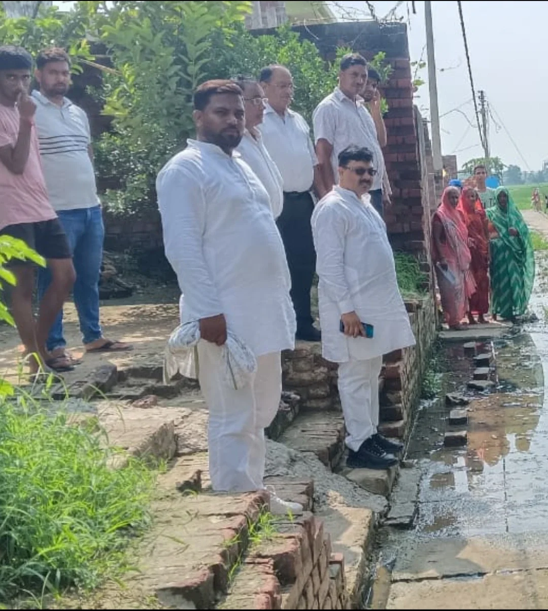 मुगलसराय के इस गांव का हाल देख चौंके लोग, सड़कों पर बह रहा गंदा पानी