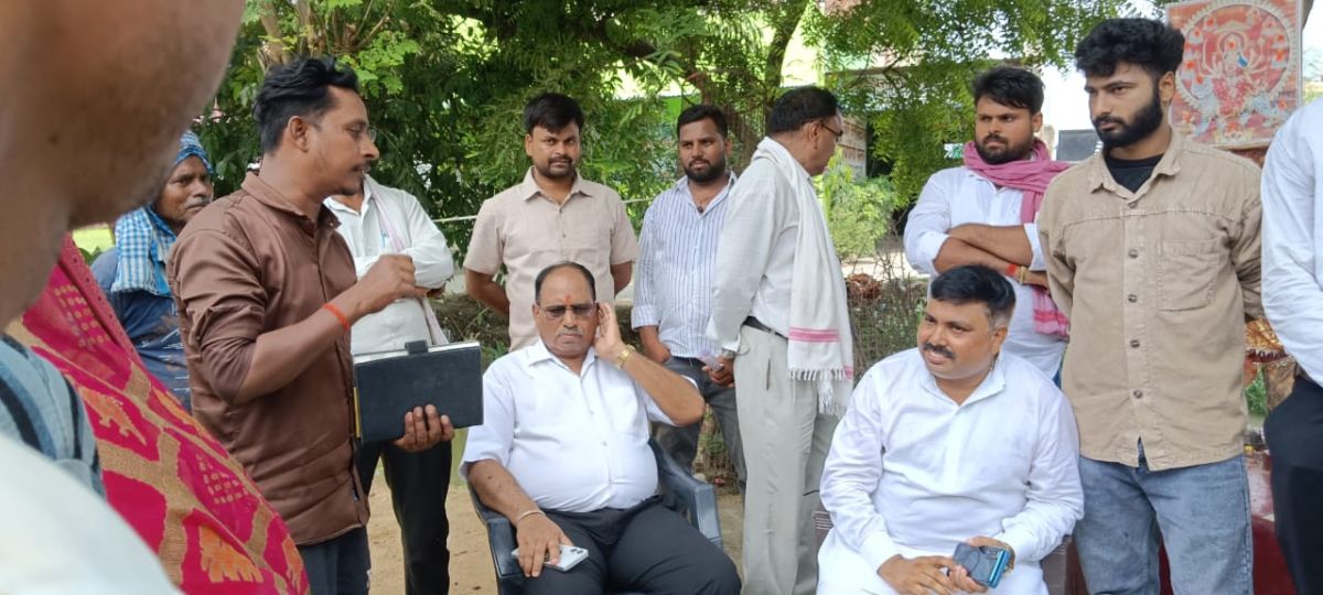 मुगलसराय के हरिशंकरपुर पहुंचे जन सेवा दल प्रत्याशी मुकेश शर्मा, 2027 चुनाव को लेकर ग्रामीणों संग मथन