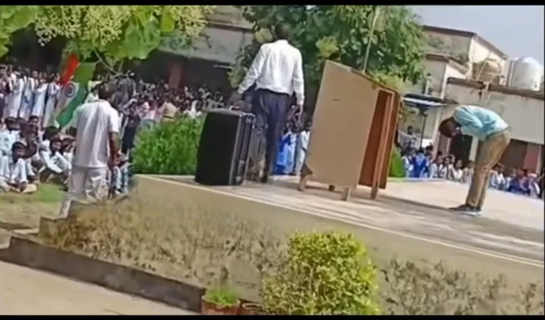 स्वतंत्रता दिवस पर मंच पर छात्र को सजा: चंदौली के कॉलेज में प्रिंसिपल की करतूत